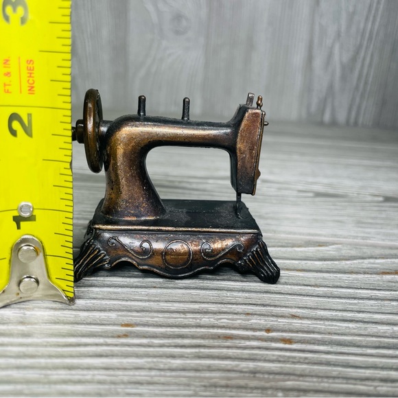 Vintage Durham Miniature Metal Dollhouse Diorama Sewing Machine Hong Kong - Picture 8 of 8